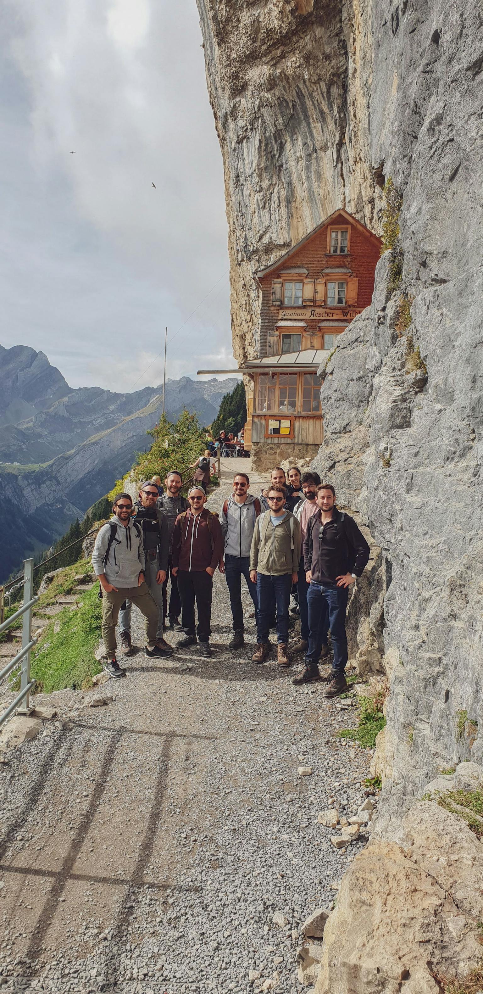 smartive Team bei einer Wanderung mit dem Gasthaus Aescher-Wildkirchli im Hintergrund